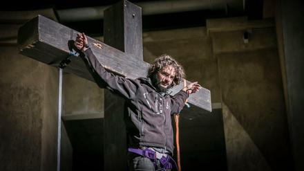 Probt das Hängen am Kreuz. Der neue Jesus-Darsteller Rochus Rückel hängt im Oberammergauer Passionstheater am Kreuz. 