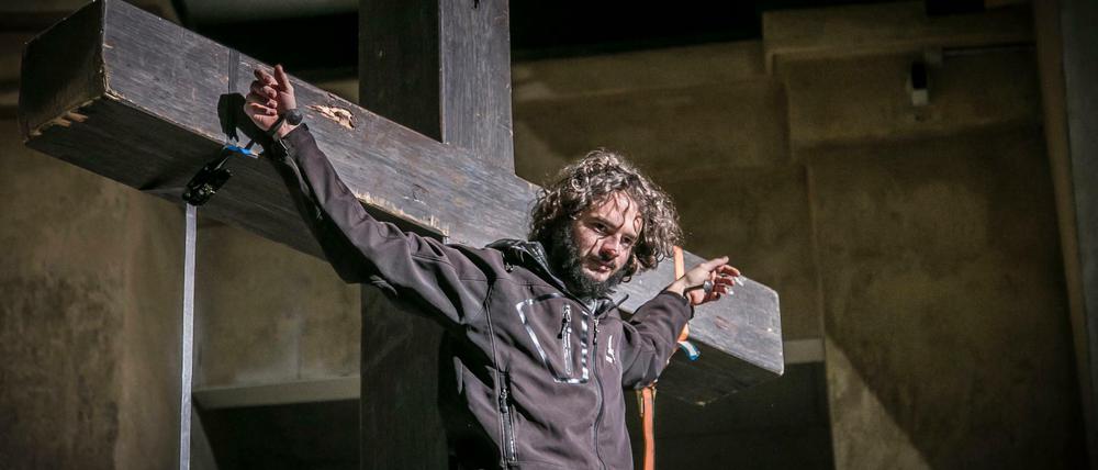 Probt das Hängen am Kreuz. Der neue Jesus-Darsteller Rochus Rückel hängt im Oberammergauer Passionstheater am Kreuz.
