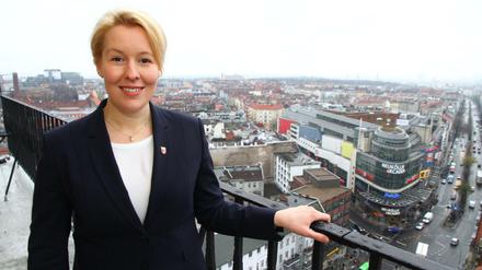 Franziska Giffey auf dem Rathausturm mit Blick auf die Karl-Marx-Straße in Berlin-Neukölln im Jahr 2016. Damals war sie Bezirksbürgermeisterin von Neukölln. 