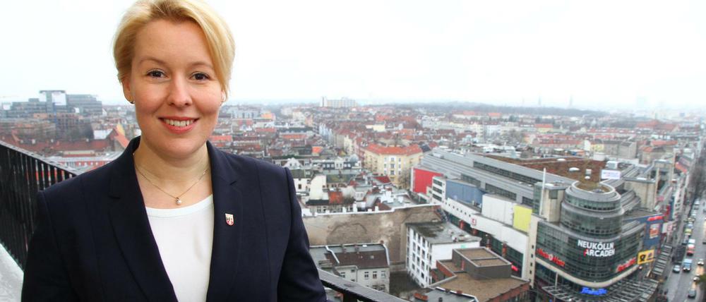 Franziska Giffey auf dem Rathausturm mit Blick auf die Karl-Marx-Straße in Berlin-Neukölln im Jahr 2016. Damals war sie Bezirksbürgermeisterin von Neukölln.