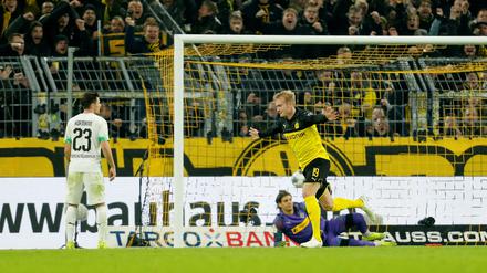 Da dreht einer ab. Julian Brandt bejubelt sein Siegtor zum 2:1 gegen Borussia Mönchengladbach. 