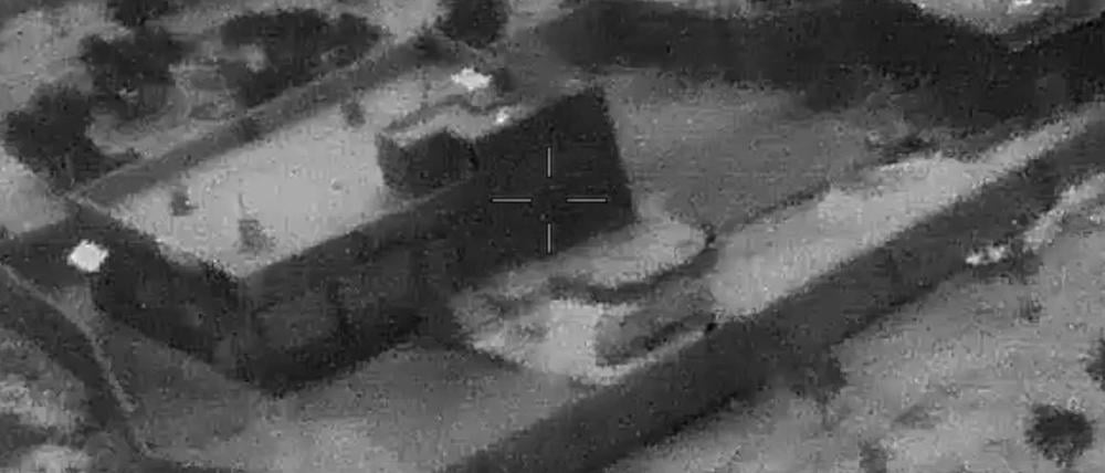 Dieses vom US-Verteidigungsministerium am 30.10.2019 zur Verfügung gestellte und bei einem Briefing des Pentagon vorgestellte Foto zeigt US-Spezialeinheiten, die sich am 26.10.2019 der Unterkunft des Anführers der Terrormiliz Islamischer Staat, Abu Bakr al-Bagdadi, nähern. Foto: dpa - ACHTUNG: Nur zur redaktionellen Verwendung im Zusammenhang mit der aktuellen Berichterstattung und nur mit vollständiger Nennung des vorstehenden Credits +++ dpa-Bildfunk +++
