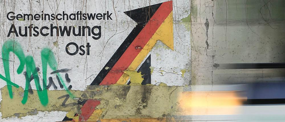 Schriftzug zum „Gemeinschaftswerk Aufschwung Ost“ in Magdeburg