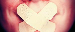 Schweigegebot.  In Deutschland grassiert die Ansicht, die eigene Meinung könne nicht offen gesagt werden.