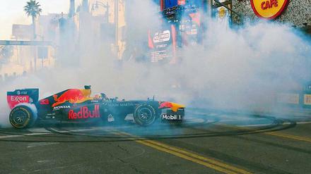 Remmidemmi. Vor dem Formel-1-Rennen am Sonntag in Texas drehte der Niederländer Max Verstappen in seinem Red Bull noch ein paar wilde Runden auf dem Hollywood Boulevard. Ab 2021 sollen die Autos dann anders aussehen. 