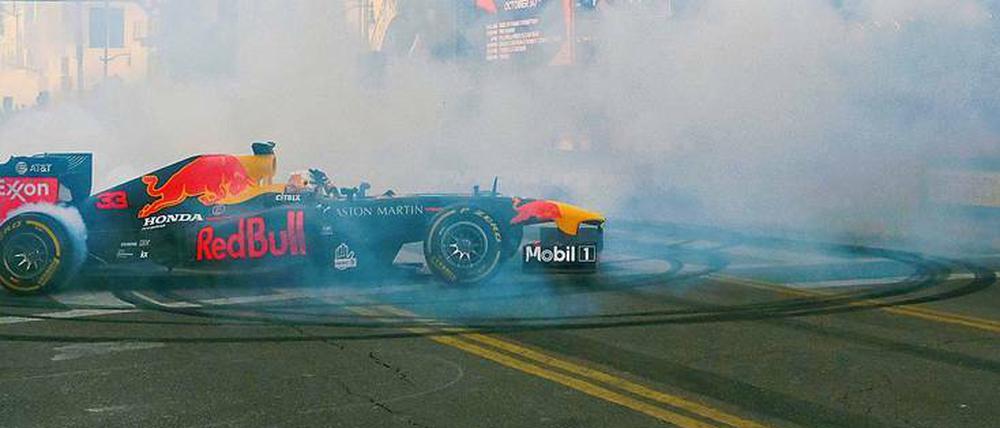 Remmidemmi. Vor dem Formel-1-Rennen am Sonntag in Texas drehte der Niederländer Max Verstappen in seinem Red Bull noch ein paar wilde Runden auf dem Hollywood Boulevard. Ab 2021 sollen die Autos dann anders aussehen.