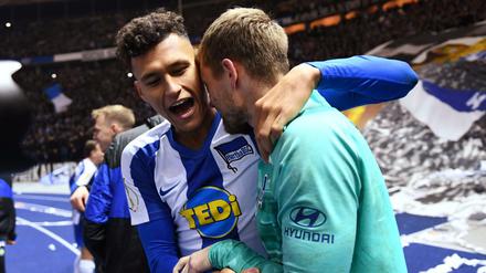 Nah dran: Davie Selke (links) und Thomas Kraft jubeln nach Herthas Einzug ins Achtelfinale des DFB-Pokals.