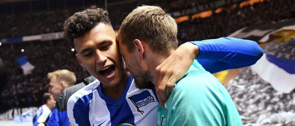 Nah dran: Davie Selke (links) und Thomas Kraft jubeln nach Herthas Einzug ins Achtelfinale des DFB-Pokals.