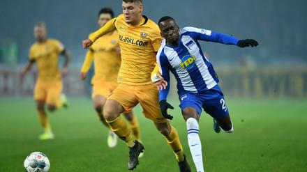 Ellenbogen ausfahren. Hertha (Szene mit Dodi Lukebakio) liegt gegen Zweitligist Dynamo Dresden zurück. 