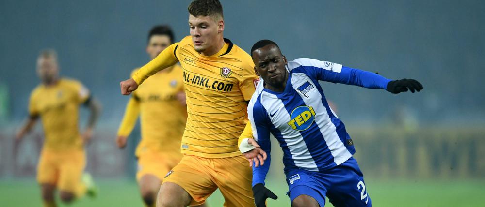Ellenbogen ausfahren. Hertha (Szene mit Dodi Lukebakio) liegt gegen Zweitligist Dynamo Dresden zurück. 