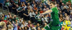 Fuchs ganz oben. Berlins Tim Matthes (in grün) wirft den Ball auf das Tor von Mikael Appelgren (links) von den Rhein-Neckar Löwen. 