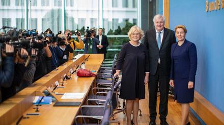 Justizministerin Christine Lambrecht, Innenminister Horst Seehofer und Familienministerin Franziska Giffey bei der Pressekonferenz zum Kabinettbeschluss über Maßnahmen zur Bekämpfung des Rechtsextremismus und Hasskriminalität am 30.10.2019