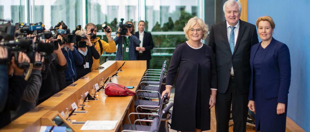Justizministerin Christine Lambrecht, Innenminister Horst Seehofer und Familienministerin Franziska Giffey bei der Pressekonferenz zum Kabinettbeschluss über Maßnahmen zur Bekämpfung des Rechtsextremismus und Hasskriminalität am 30.10.2019