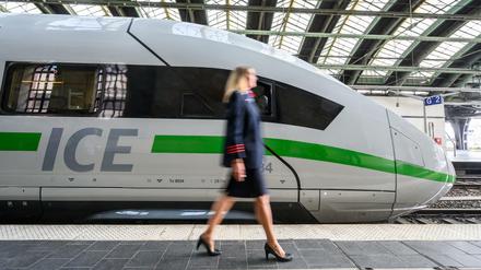 Radfahrer sollen künftig mehr Möglichkeiten haben, ihr Rad in Fernzüge mitzunehmen. 2025 soll es auf 60 Prozent der Strecken die Mitnahmemöglichkeit geben.