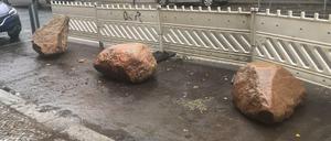 Steine statt Parklets in der Bergmannstraße.