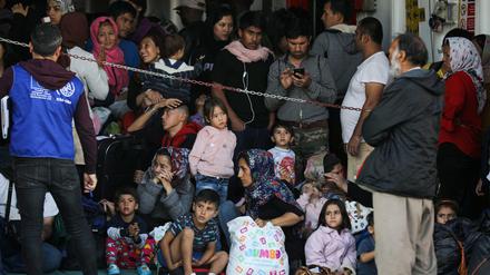 Flüchtlinge kommen mit einer Fähre an der griechischen Insel Samos an.