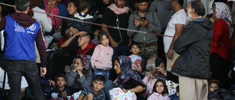 Flüchtlinge kommen mit einer Fähre an der griechischen Insel Samos an.
