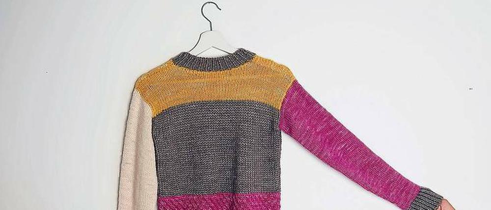 Dieser Pullover wurde mit natürlichen Stoffen, wie rotem Mais, gefärbt.