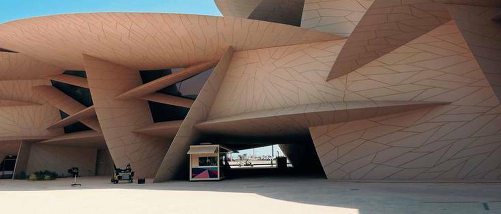 Gebaute Wüstenrose. Zur Gänze lässt sich das Nationalmuseum kaum überblicken, das Jean Nouvel aus „Scheiben“ formte.