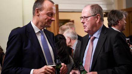 Friedrich Merz (l, CDU) spricht mit Peer Steinbrück (SPD) nach einem Besuch des Boston Symphony Orchestra.