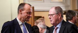 Friedrich Merz (l, CDU) spricht mit Peer Steinbrück (SPD) nach einem Besuch des Boston Symphony Orchestra.