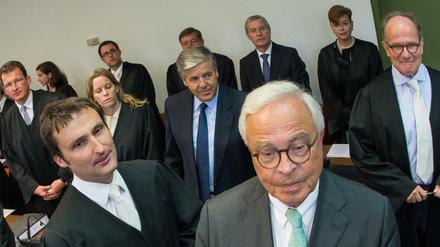 Prozess gegen Rolf Breuer (vorne rechts), Josef Ackermann (links hinter Breuer) und Jürgen Fitschen (rechts hinter Ackermann)