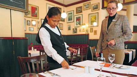 Akkurat. Die Auszubildende Mary Jean Paschke im Steigenberger Hotel in Potsdam deckt einen Tisch ein. 