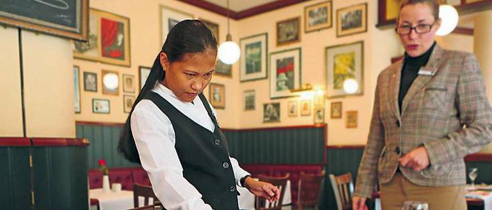 Akkurat. Die Auszubildende Mary Jean Paschke im Steigenberger Hotel in Potsdam deckt einen Tisch ein. 