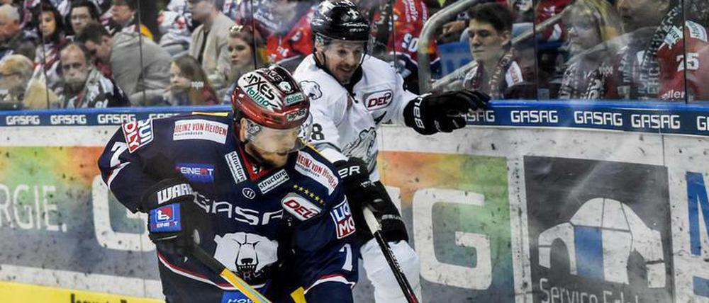 Rassige Duelle. Frank Hördler (l.) und die Eisbären lieferten sich mit den Ice Tigers einige schöne Spiele. Unvergessen ist die Halbfinalserie von 2018, als sich die Berliner in sechs Spielen durchsetzen konnten.