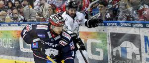 Rassige Duelle. Frank Hördler (l.) und die Eisbären lieferten sich mit den Ice Tigers einige schöne Spiele. Unvergessen ist die Halbfinalserie von 2018, als sich die Berliner in sechs Spielen durchsetzen konnten.