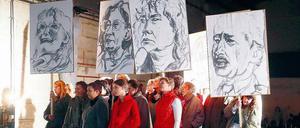 Inszenierte Geschichte. Die Gruppe bei den Vorbereitungen.