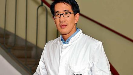 Theo Kim ist Facharzt für Innere Medizin, Schwerpunkt Onkologie und Palliativmedizin. 