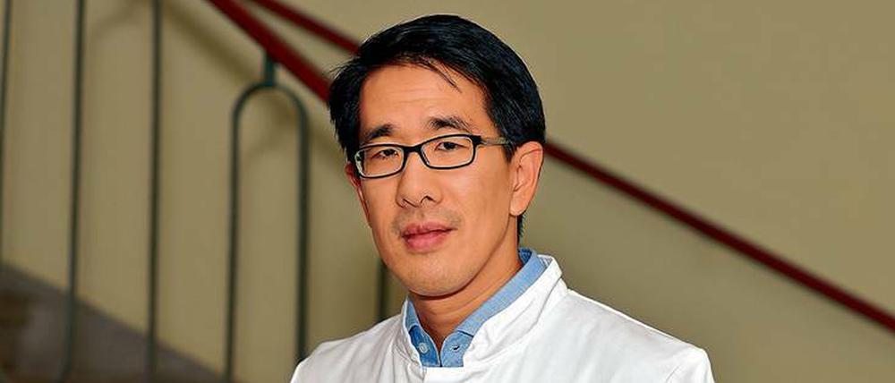 Theo Kim ist Facharzt für Innere Medizin, Schwerpunkt Onkologie und Palliativmedizin. 