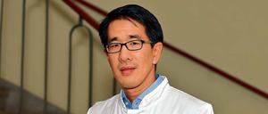 Theo Kim ist Facharzt für Innere Medizin, Schwerpunkt Onkologie und Palliativmedizin. 