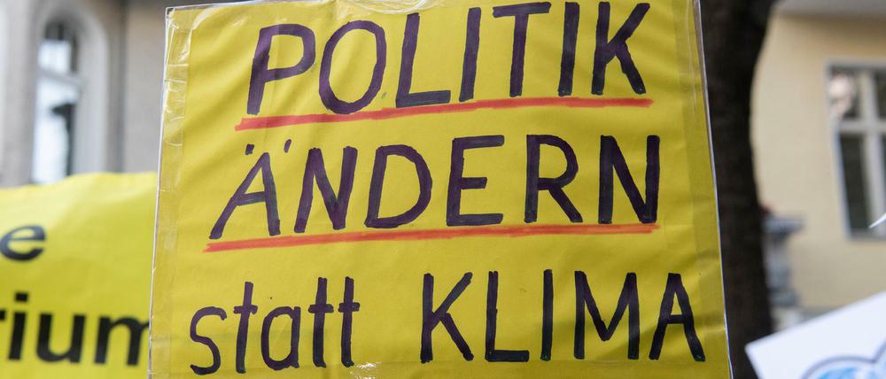 Plakat von Demonstranten vor dem Berliner Verwaltungsgericht