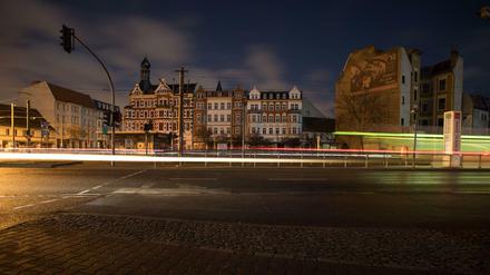 19.02.2019, Berlin: Wegen einem Stromausfall brennt kein elektrisches Licht in der Altstadt von Berlin-Köpenick.