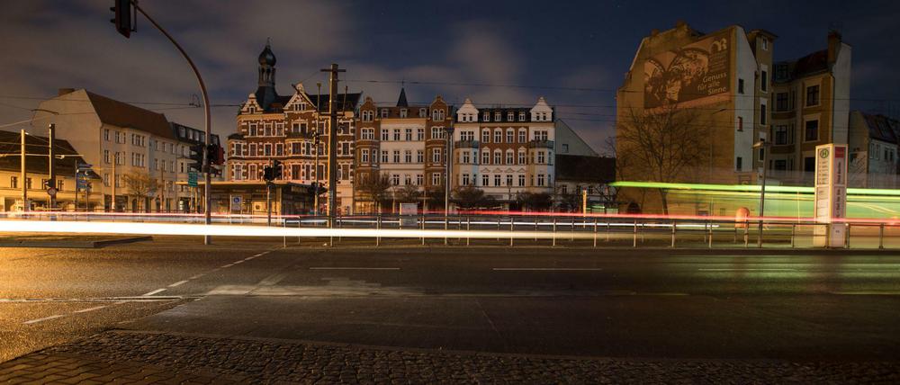 19.02.2019, Berlin: Wegen einem Stromausfall brennt kein elektrisches Licht in der Altstadt von Berlin-Köpenick.