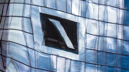 Schlingernder Kurs: Die Zentrale der Deutschen Bank spiegelt sich in einer Glasfassade.
