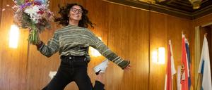 Das neu gewählte Nürnberger Christkind, Benigna Munsi, springt nach der Bekanntgabe des Wahlergebnisses für die Fotografen in die Luft.