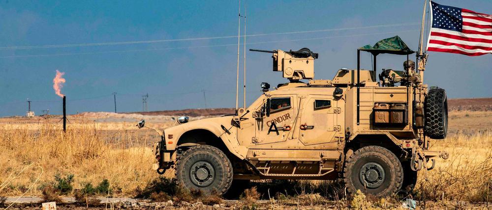 US-Soldaten patrouillieren gemeinsam mit kurdischen Kämpfern auf den Ölfeldern.