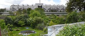 Die Kleingartenkolonie auf dem Westkreuzpark in Charlottenburg mit dem ICC - Internationales Congress Center.