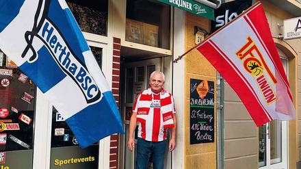 Frank Schaffors bewirtet Fußball-Fans in der „Schwarzen Hexe“.
