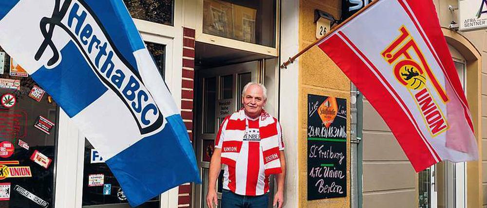 Frank Schaffors bewirtet Fußball-Fans in der „Schwarzen Hexe“.