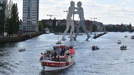 Die Viktoria mit der Union-Mannschaft auf der Spree in Richtung Köpenick.