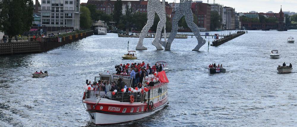 Die Viktoria mit der Union-Mannschaft auf der Spree in Richtung Köpenick.