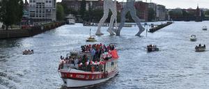 Die Viktoria mit der Union-Mannschaft auf der Spree in Richtung Köpenick.