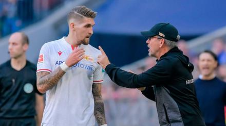 Unions Trainer Urs Fischer (rechts) will von Robert Andrich und Co. am Samstag eine "Mischung aus Aggressivität und Coolness" sehen.