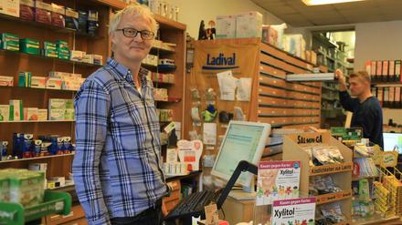 Ralf Wittenbroeker, Inhaber der Kreuzberger "Mozart-Apotheke" in der Wiener Straße 18 in Berlin-Kreuzberg. 