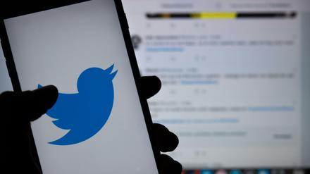  Twitter wird weltweit keine politischen Inhalte mehr als Werbung verbreiten - und stellt sich damit klar gegen den großen Rivalen Facebook. 