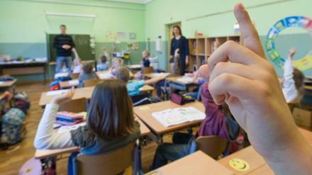 Kinder und Lehrkräfte im Unterricht.